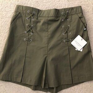 Laundry by Shelli Segal 4" Lace Up Detail Pull On Casual Shorts Green Sz S NWT